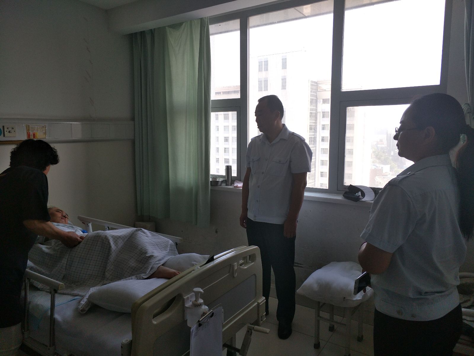 公交集團海通公交公司黨總支端午節前走訪慰問困難職工